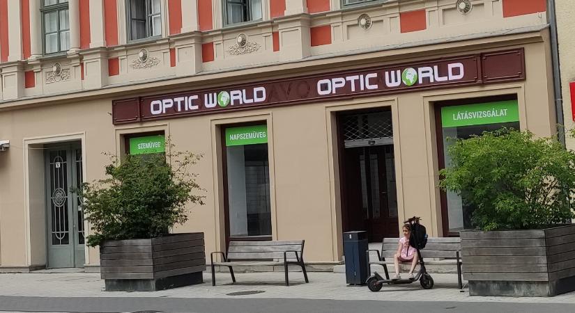 Újabb optika próbálkozik az Andrássy úti kirakatsoron