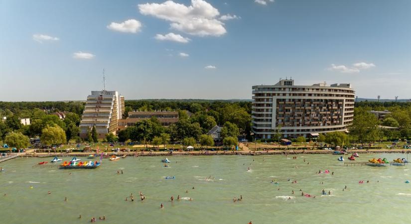 A semmiből bukkant fel egy sziget a Balaton kellős közepén – a strandolóknak a legrosszabbra is fel kell készülniük