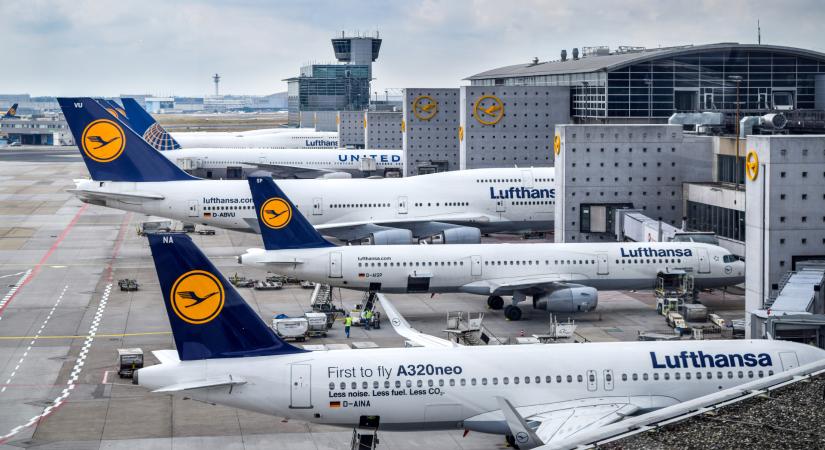 Videón a meghökkentő baleset: egyszerűen összecsuklott a vadonatúj Boeing-gép Európa legforgalmasabb repülőterén