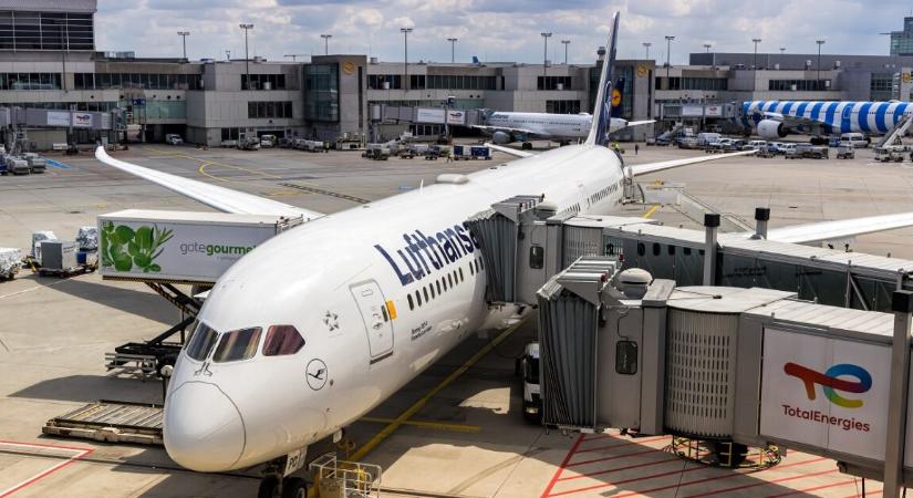 Meghökkentő repülőgép-balesetet vettek videóra Frankfurtban – előre bukott egy Boeing