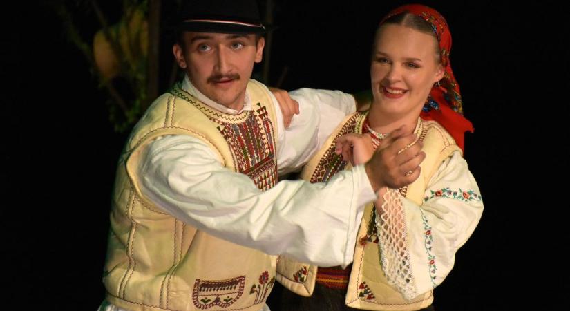 Telt ház előtt zajlott a refis táncvizsga ( fotók)