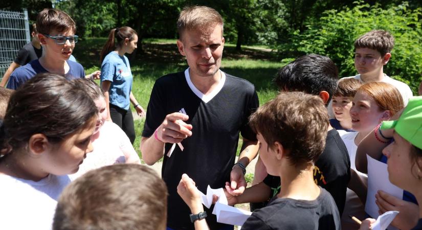 Egy igazi nagykövettel énekeltek, táncoltak és fociztak a Gárdonyi diákjai