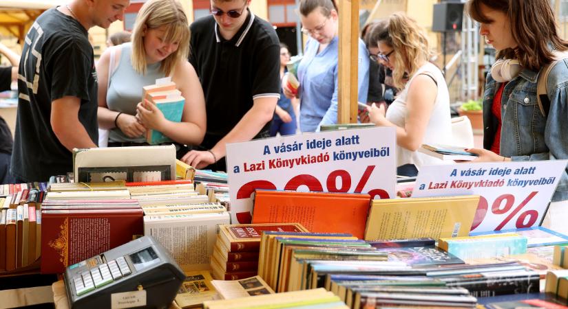 Ünnepi Könyvhét Debrecenben: idén új helyszínen rendezik meg – itt a program és a dedikálások időpontjai