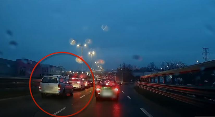 Gázt adott a dugóban, belerohant az álló sorba egy autós a Gyáli úton - videó