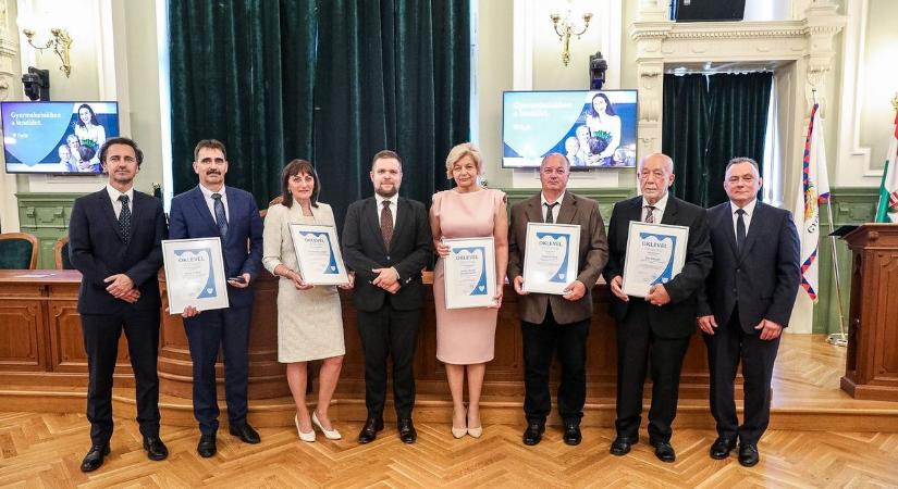 Öt példamutató pedagógus, edző kapott városi elismerést Győrben - fotók
