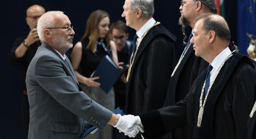 Fél évszázada végzett hallgatók kaptak aranydiplomát a győri Széchenyi István Egyetemen – fotók