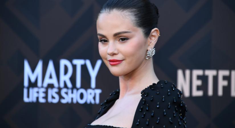Selena Gomez bevállalta a nyár legmerészebb hajszínét, és fantasztikusan áll neki