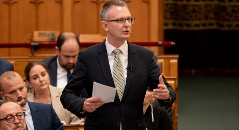 Rétvári Bence nyílt levélben kéri az egészségügyi minisztert a szívhangrendelet megtartására