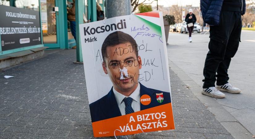A kampányidőszakban is tilos lesz politikai plakátokat kirakni a villanyoszlopokra az új tiszás javaslat szerint