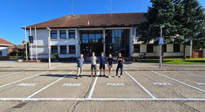 Közösségi összefogásnak köszönhetően újult meg a barcsi rendőrség parkolója