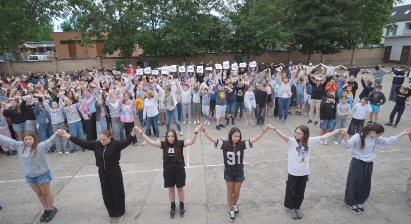 Összetartozunk – élőkép a Deákban