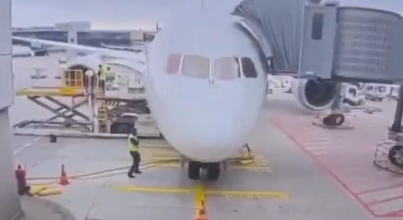 Videó: összecsuklott az első futóműve, orra bukott egy Lufthansa-gép a frankfurti reptéren