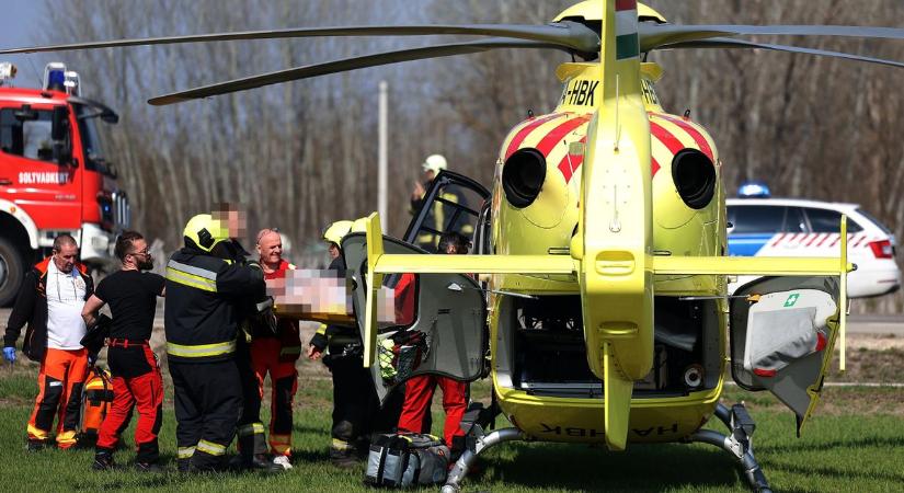 Két autó és egy motor rohant egymásba Tabnál, mentőhelikopter a helyszínen