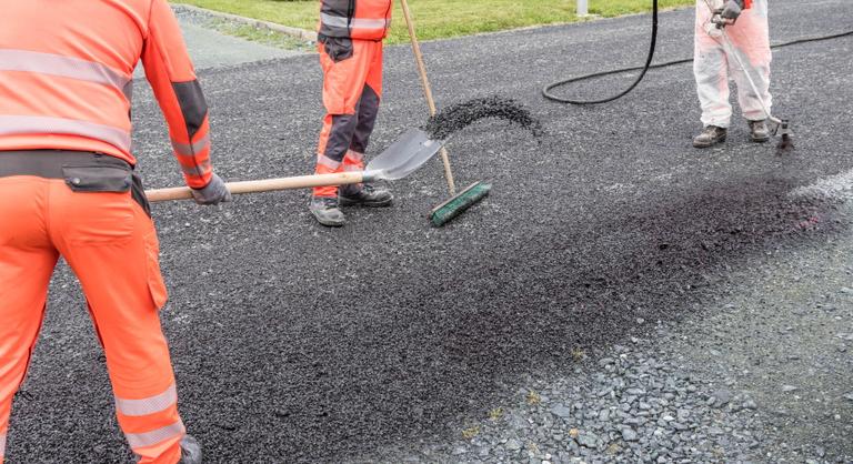 Azbeszttel szennyezett kőzúzalék miatt rendeltek el azonnali lezárásokat Szombathelynél
