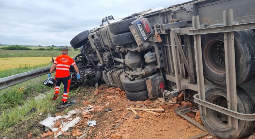 Két személyautó és egy kamion karambolózott – Egy személy életét vesztette