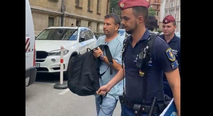 Videó is készült arról, ahogyan vezetőszáron vitték Őrsi Gergelyt és Láng Zsoltot a rendőrök a Gyorskocsi utcába