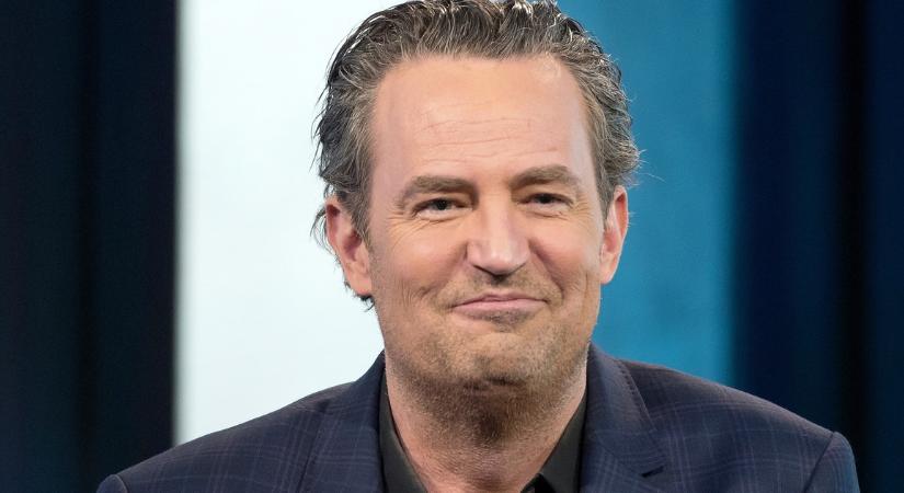 Elárverezik Matthew Perry személyes tárgyait – A Jóbarátok aláírt forgatókönyve is kalapács alá kerül