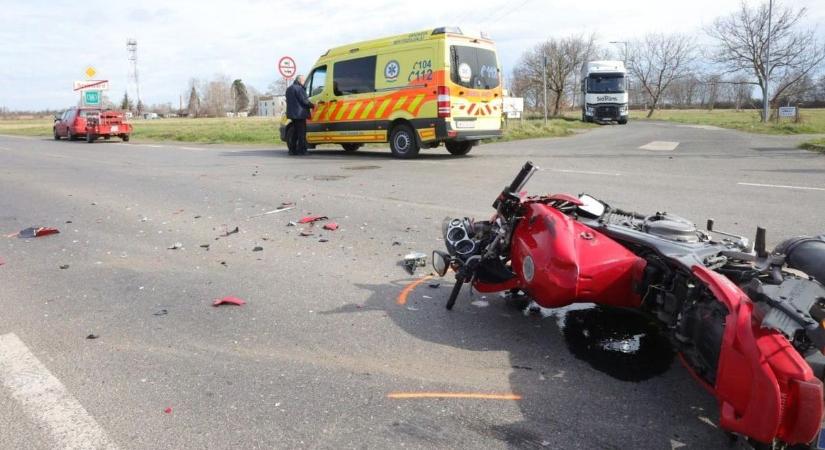 Halálos motorbaleset: 20 éves fiatal vesztette életét, a motor utasáért még küzdenek