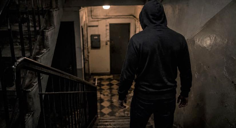 Undorító pofátlanság: használt óvszeres rém garázdálkodik Kispesten