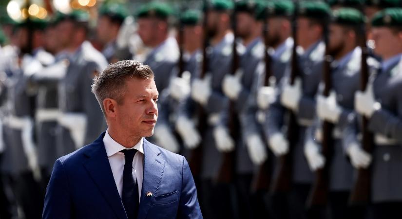 Magyar Péter ismét kedvenc hobbijának hódolt: történelmi idegenvezetés Berlinben