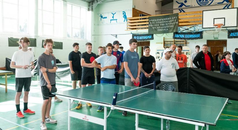 Pingpongütővel a drogok ellen