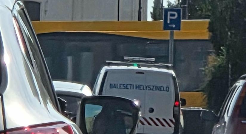 Nagy fennakadás Környén: buszos baleset miatt állt be a délutáni forgalom