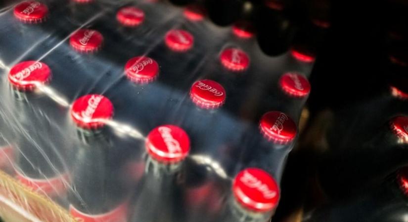 Vészjelzést küldött a Coca-Cola: egyre kevesebbet bír az emberek pénztárcája
