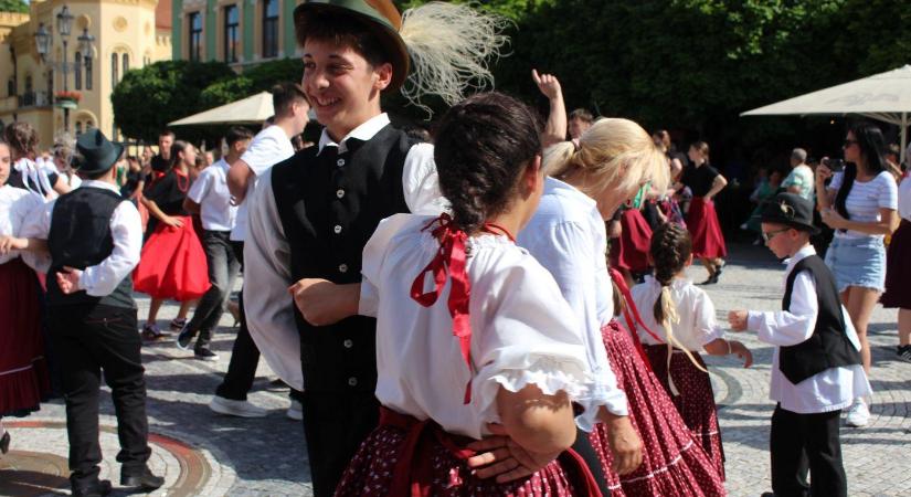 Újra megmozdult a Kárpát-medence: az összetartozás táncával üzentek a felvidéki magyar közösségek