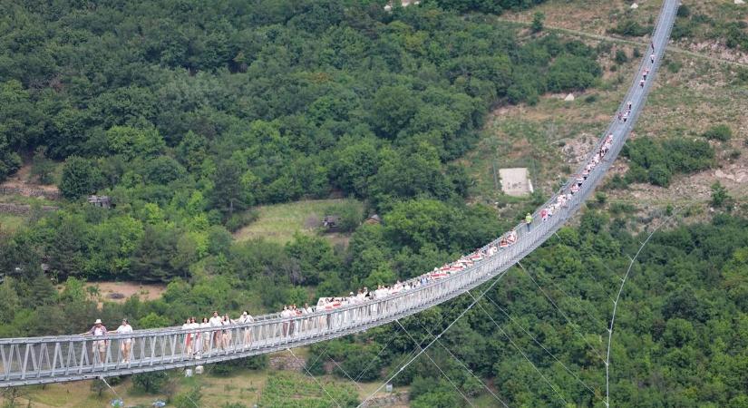 Több mint ezer fiatal ünnepelte a magyarság összetartozását – fotókkal, videóval