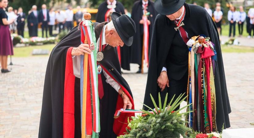 Koszorúk és emlékezés – így tisztelegtek Egerben Trianon évfordulóján