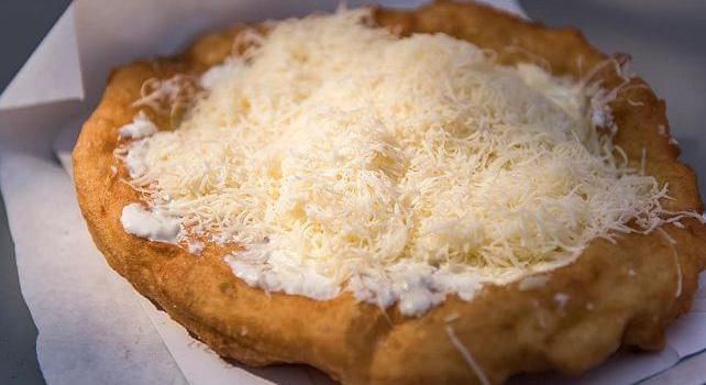 Strandbüféárak: 2400 forint is lehet egy sajtos-tejfölös lángos a Balatonnál