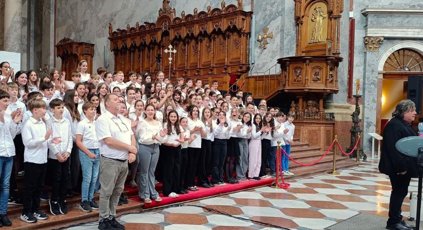 Videó: 2000 gyerek énekelt a Ghymes alapítójával az Esztergomi Bazilikában