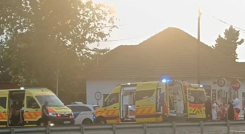 Hatalmas erővel robbant be egy dohányboltba a motoros, meghalt a férfi, hárman megsérültek