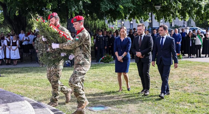 Ma is nyílt seb - A trianoni békediktátumra emlékezett Győr - fotók