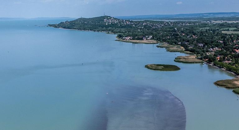 Ijesztő apadás a Balatonon, újra látható a fenyvesi „Majomsziget”