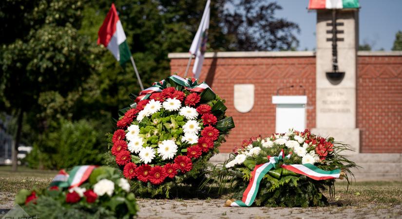 Összetartozásunk Tüze: közös láng a győrújbaráti Napóleon-kilátónál