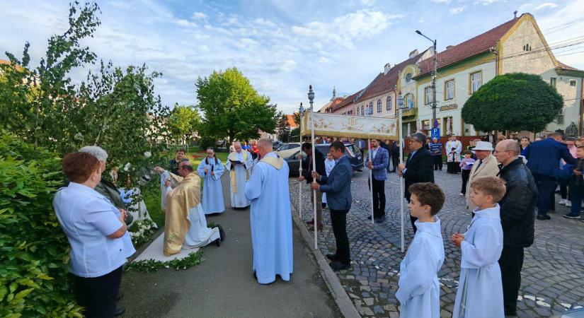 Virágba borult a Gábor Áron tér: úrnapi körmenetet tartottak Kézdivásárhelyen (VIDEÓ)