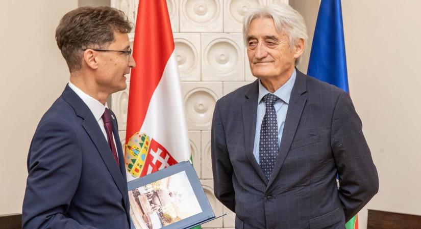 Elképesztő díjat kapott a legendás székesfehérvári futballista (galéria)