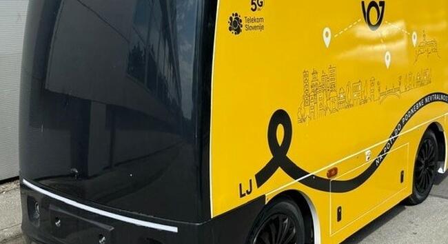 Robotpostás jelent meg Ljubljana utcáin