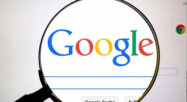 Az Egyesült Királyság rálépett a Google nyakára, új szabályok jönnek az AI keresésben