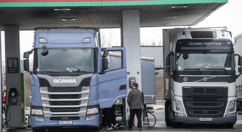A Tisza-kormánynak ezt gyökeresen át kell gondolnia, a védett üzemanyagár jelen formájában fenntarthatatlan