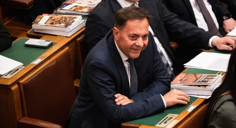 Pócs Pacekba: Youtube-csatornát indít a kampányban Magyar Péter-bábúval tartalmat gyártó bukott képviselő