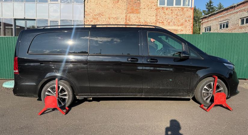 Lopott mikrobuszt találtak az egyik kárpátaljai határátkelőnél