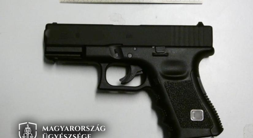Airsoft pisztollyal lőtt járókelőkre egy 20 éves férfi Hatvan belvárosában