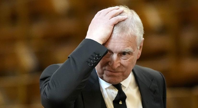 Hatalmas lila folttal az arcán fotózták le a címeitől megfosztott Andrást