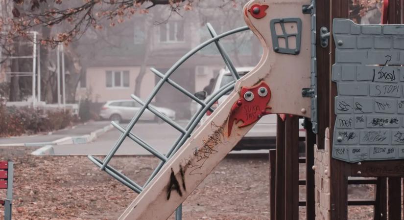 Szörnyű tragédia: lezuhant a játszótéren, meghalt az ötéves kislány