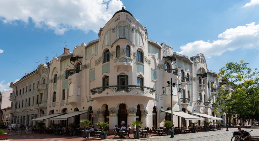Hullámok kőbe fagyva – a szegedi Reök-palota