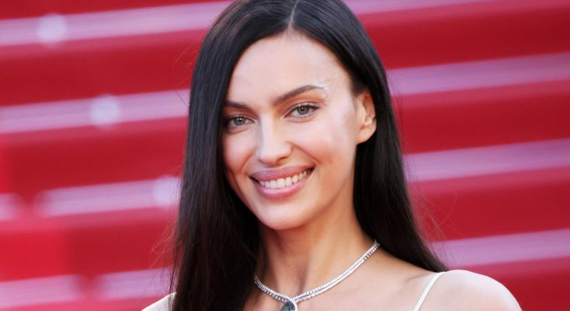 Irina Shayk bemutatja: ilyen a tökéletes nyári ruha, ami ráadásul bizonyítja, hogy a kevesebb néha tényleg több