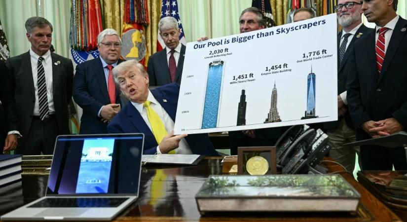 Trump azzal flexelt a Fehér Házban, hogy nagyobb a medencéje, mint a felhőkarcolók