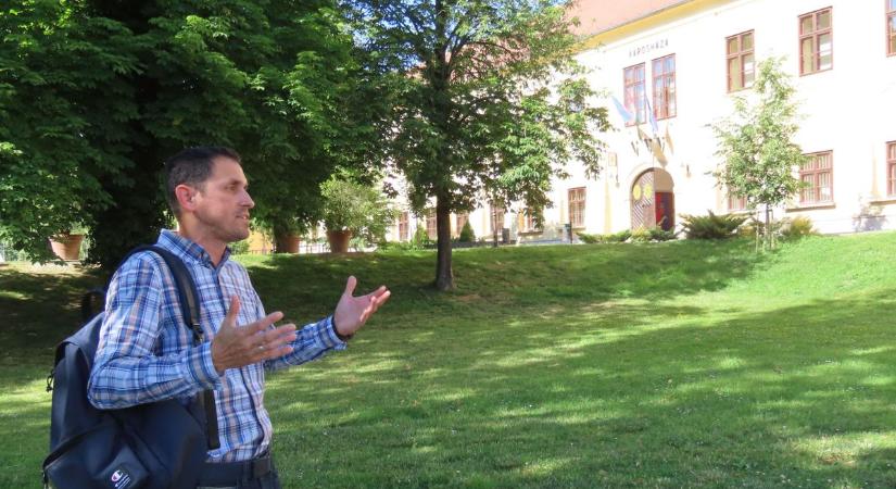 Esterházy Antal felrobbantotta, a kapuváriak kastélyt építettek a romokból, ez a mai városháza - fotók